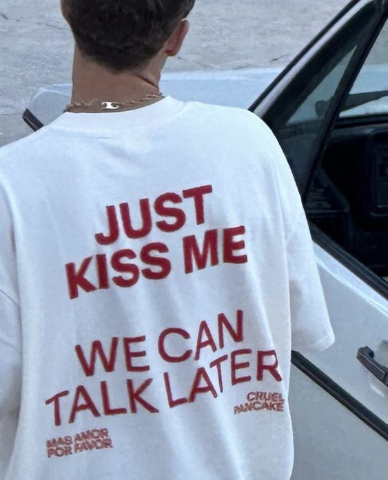 "Kisses" T-shirt